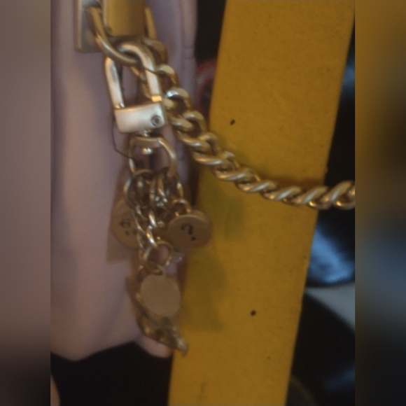 GUESS BABY PINK AUTHENTIC LEATHER PURSE WITH STRAP - Picture 2 of 3